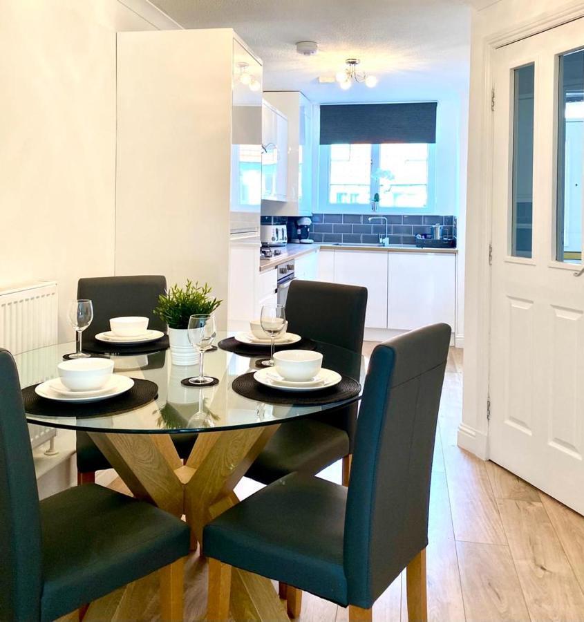 3 Bedroom - 2 Bathroom Townhouse In Corstorphine Near Murrayfield Stadium - Direct Bus To Edinburgh City Centre In 20 Minutes - Two Private Parking Spaces - Private Sunny Garden - Recently Refurbished Ngoại thất bức ảnh
