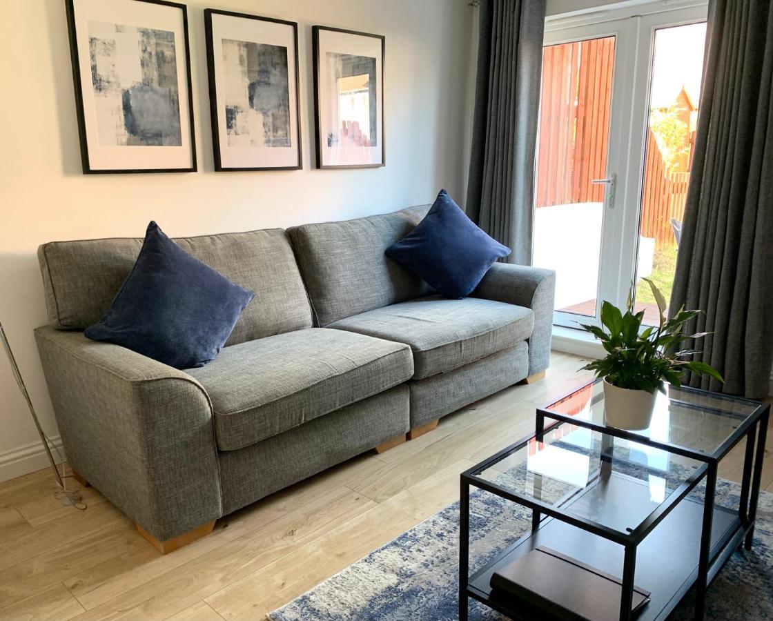 3 Bedroom - 2 Bathroom Townhouse In Corstorphine Near Murrayfield Stadium - Direct Bus To Edinburgh City Centre In 20 Minutes - Two Private Parking Spaces - Private Sunny Garden - Recently Refurbished Ngoại thất bức ảnh