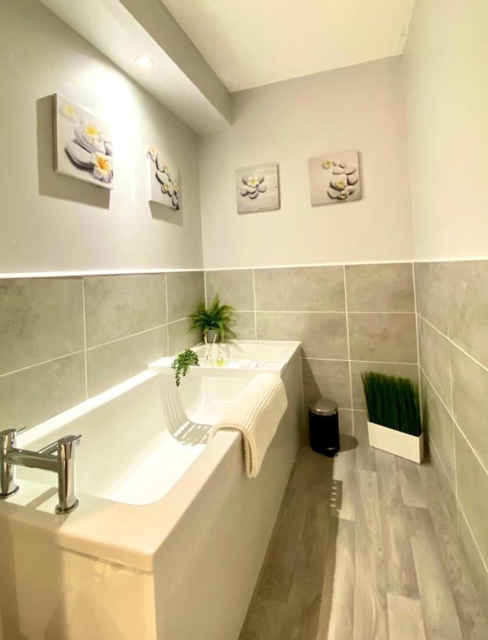 3 Bedroom - 2 Bathroom Townhouse In Corstorphine Near Murrayfield Stadium - Direct Bus To Edinburgh City Centre In 20 Minutes - Two Private Parking Spaces - Private Sunny Garden - Recently Refurbished Ngoại thất bức ảnh