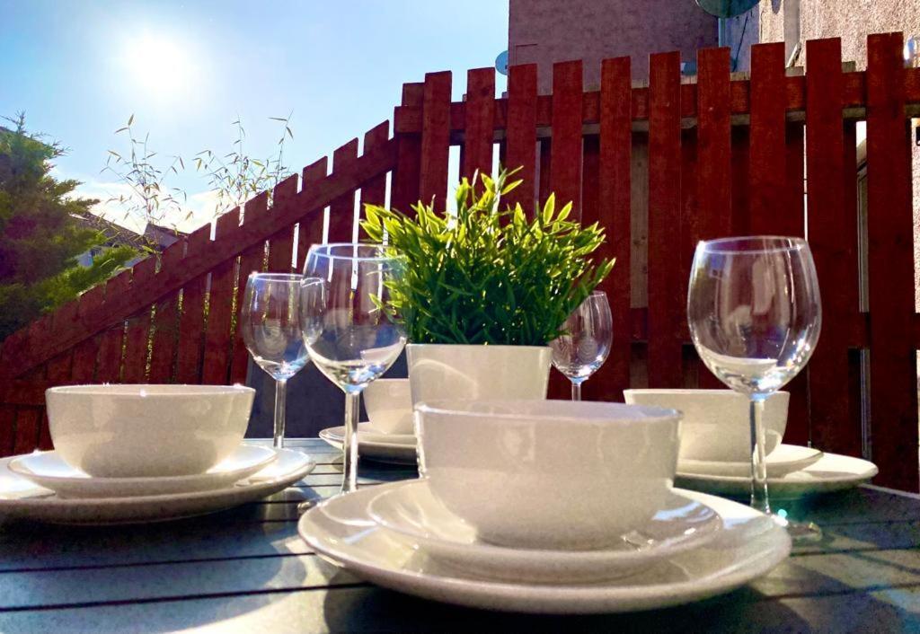 3 Bedroom - 2 Bathroom Townhouse In Corstorphine Near Murrayfield Stadium - Direct Bus To Edinburgh City Centre In 20 Minutes - Two Private Parking Spaces - Private Sunny Garden - Recently Refurbished Ngoại thất bức ảnh