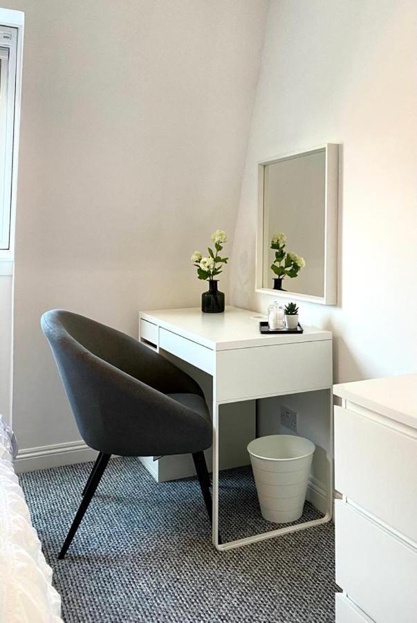 3 Bedroom - 2 Bathroom Townhouse In Corstorphine Near Murrayfield Stadium - Direct Bus To Edinburgh City Centre In 20 Minutes - Two Private Parking Spaces - Private Sunny Garden - Recently Refurbished Ngoại thất bức ảnh