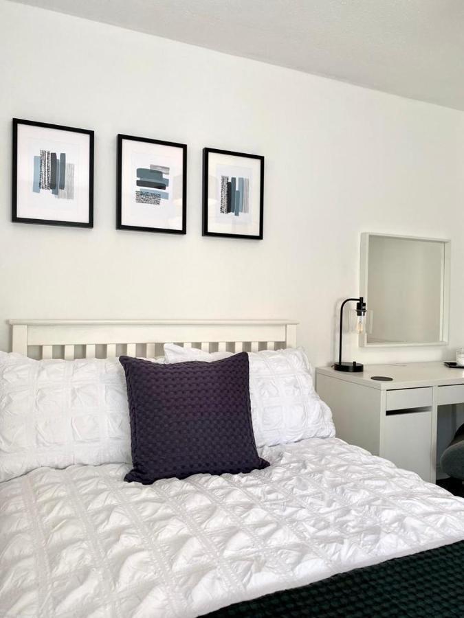 3 Bedroom - 2 Bathroom Townhouse In Corstorphine Near Murrayfield Stadium - Direct Bus To Edinburgh City Centre In 20 Minutes - Two Private Parking Spaces - Private Sunny Garden - Recently Refurbished Ngoại thất bức ảnh