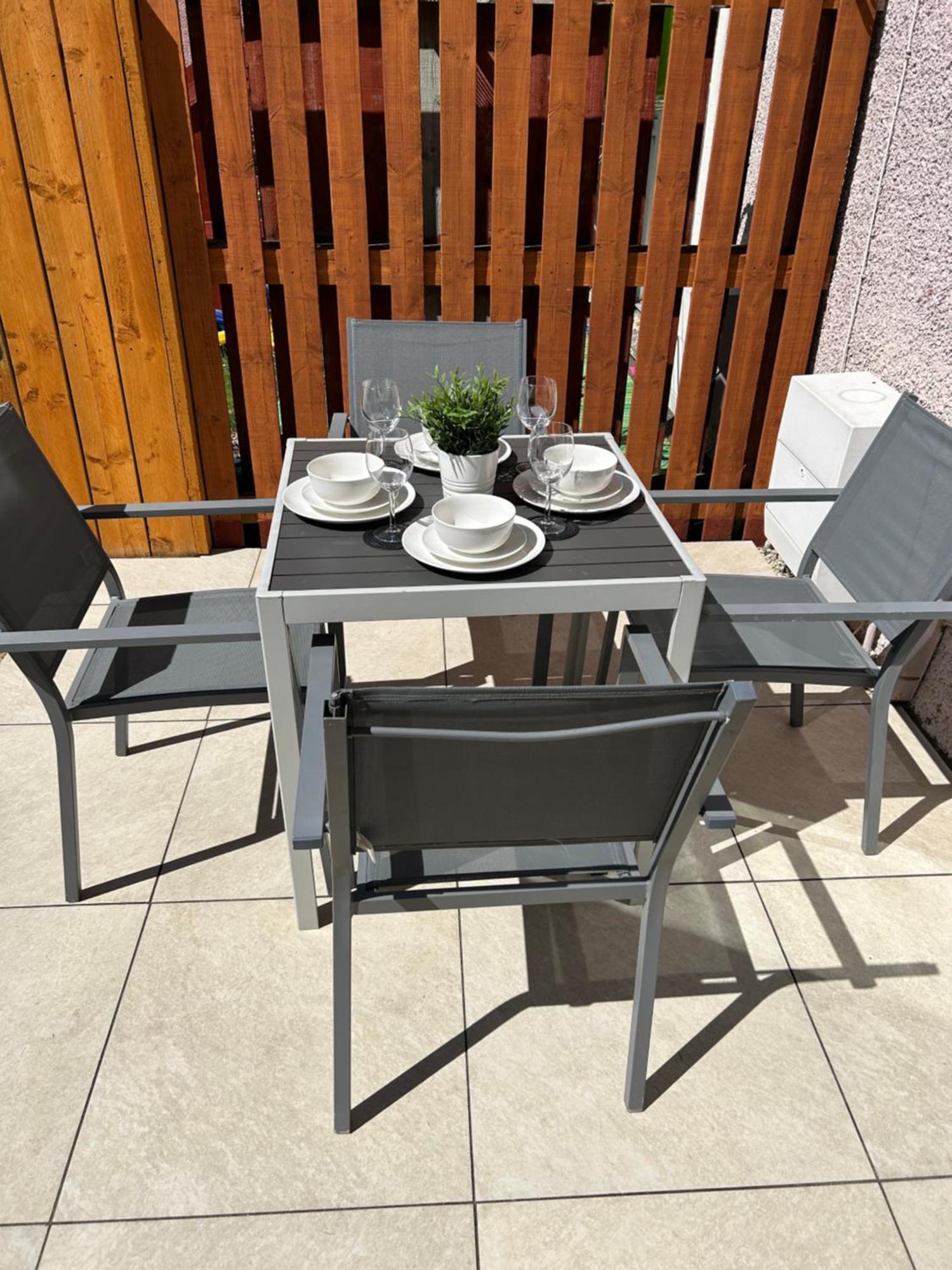 3 Bedroom - 2 Bathroom Townhouse In Corstorphine Near Murrayfield Stadium - Direct Bus To Edinburgh City Centre In 20 Minutes - Two Private Parking Spaces - Private Sunny Garden - Recently Refurbished Ngoại thất bức ảnh