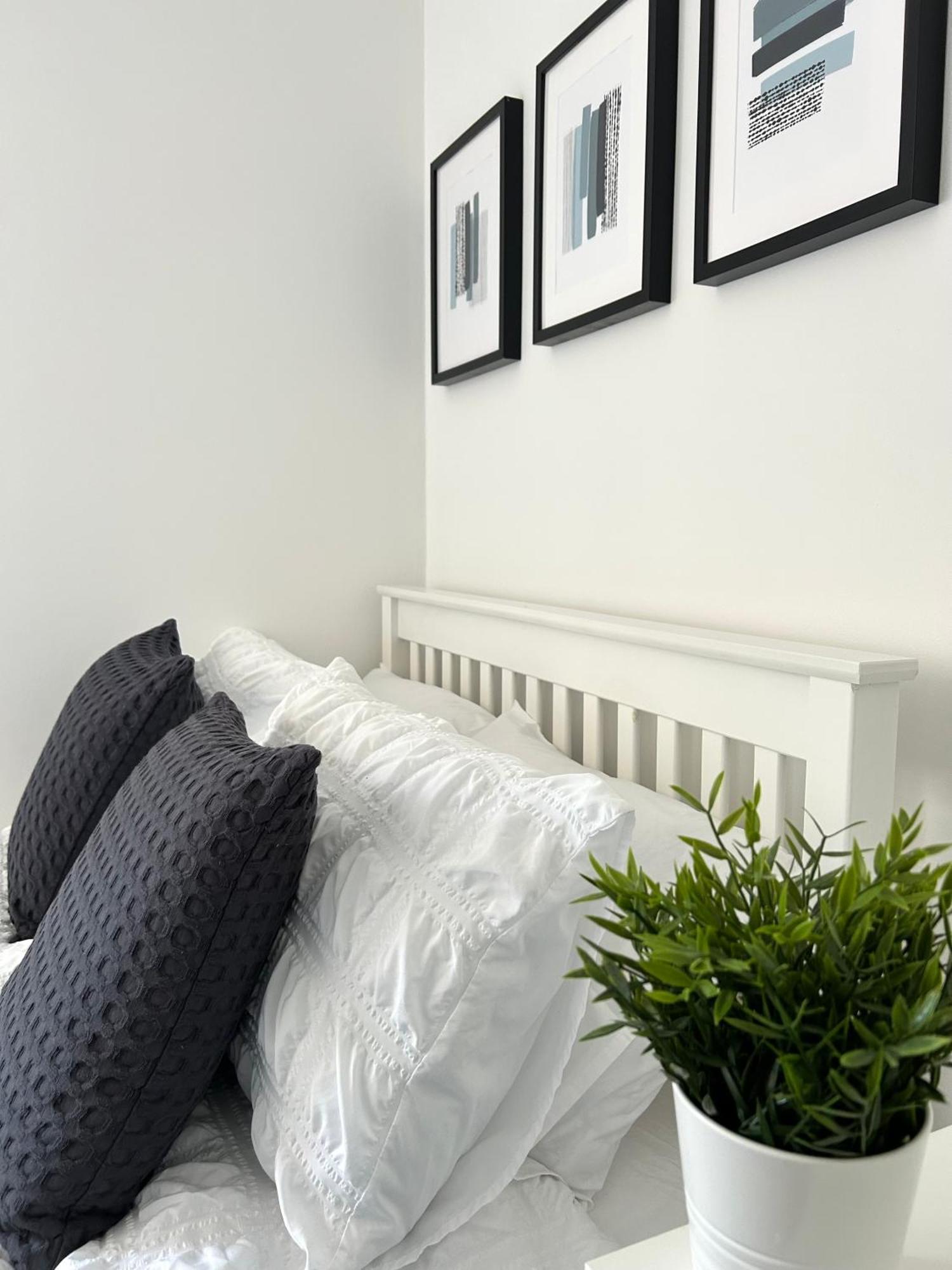 3 Bedroom - 2 Bathroom Townhouse In Corstorphine Near Murrayfield Stadium - Direct Bus To Edinburgh City Centre In 20 Minutes - Two Private Parking Spaces - Private Sunny Garden - Recently Refurbished Ngoại thất bức ảnh