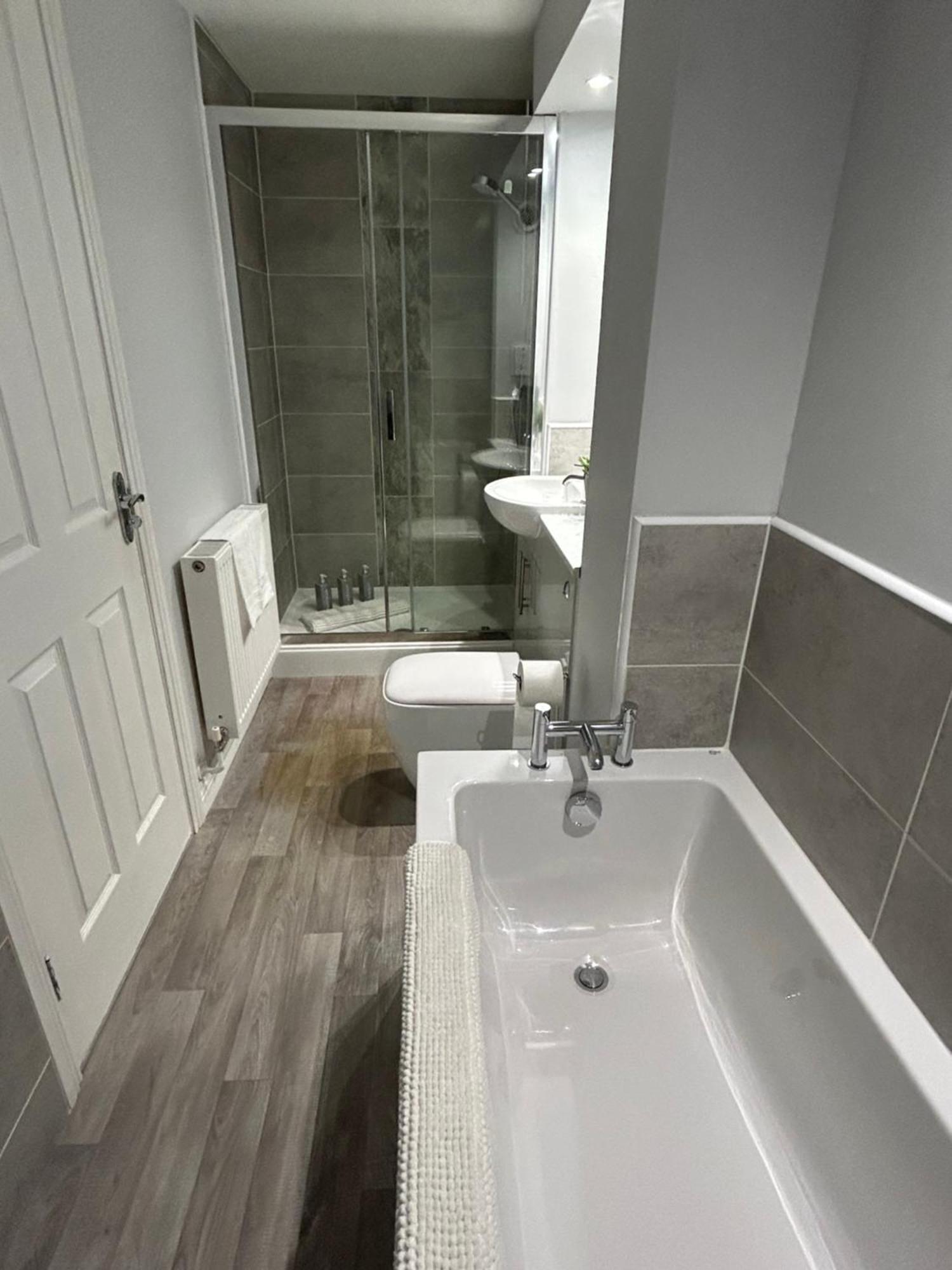 3 Bedroom - 2 Bathroom Townhouse In Corstorphine Near Murrayfield Stadium - Direct Bus To Edinburgh City Centre In 20 Minutes - Two Private Parking Spaces - Private Sunny Garden - Recently Refurbished Ngoại thất bức ảnh